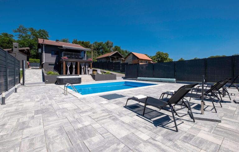 ccc471 pool 01 768x489