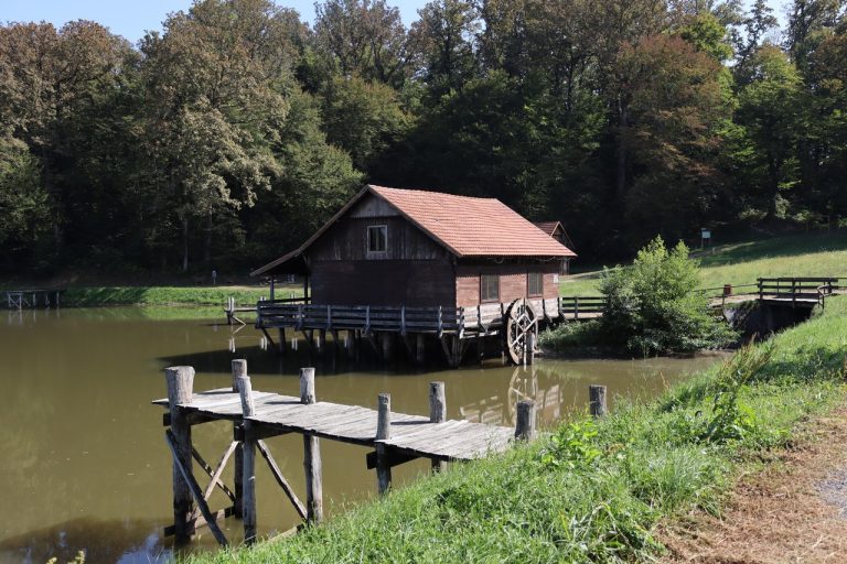 Jezero Ribnjak s vodenim mlinom 768x512