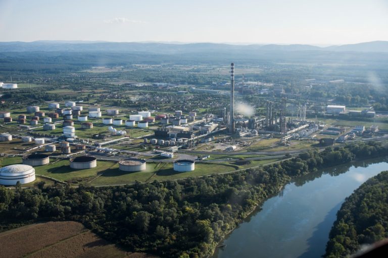 Rafinerija nafte 768x512