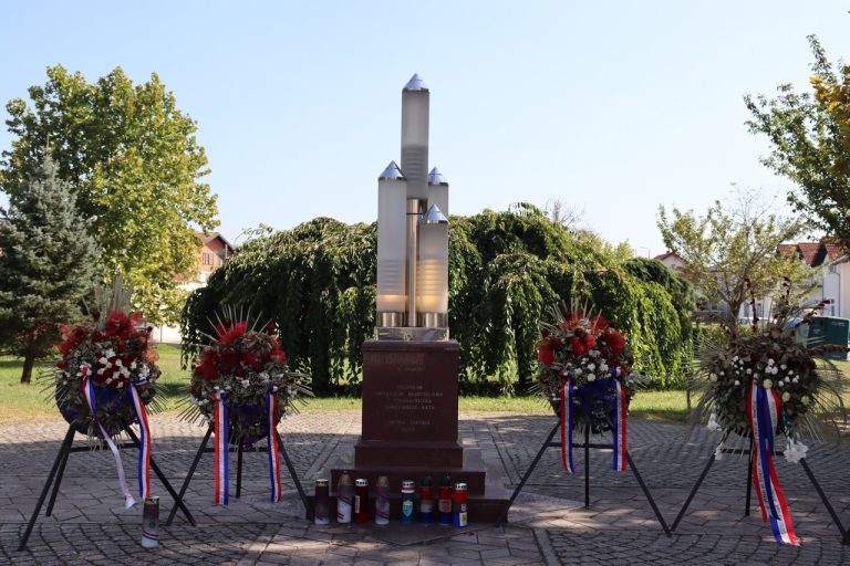 Spomenik poginulim braniteljima Domovinskog rata 768x512