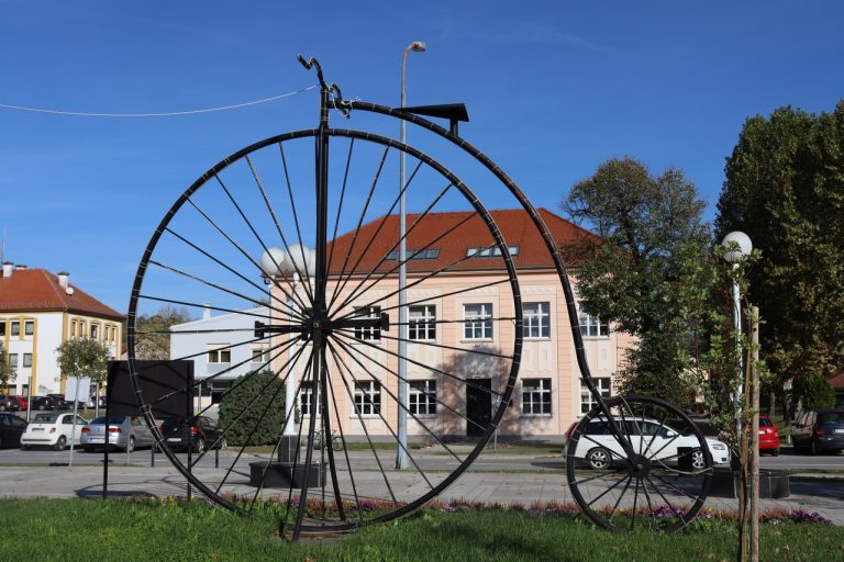 Starinski bicikl 768x512