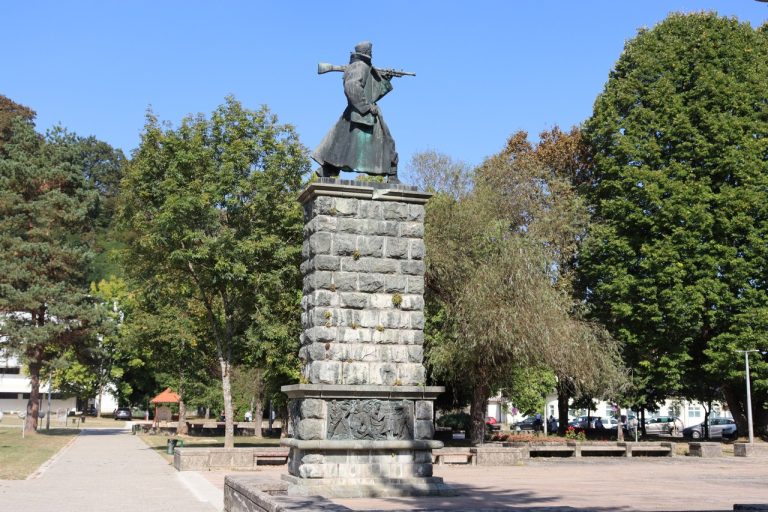 Top terme Topusko Lapidarij spomenik ratniku 768x512