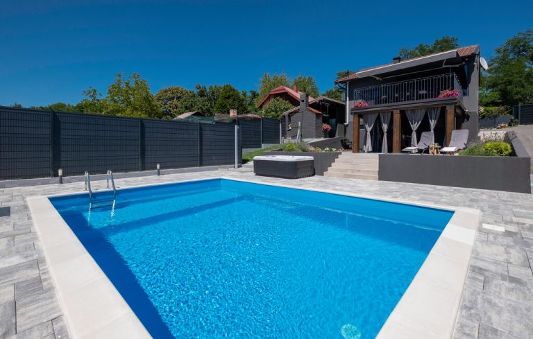 ccc471 pool 02 768x489