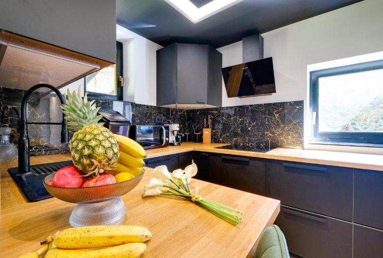 501766098 002 768x518